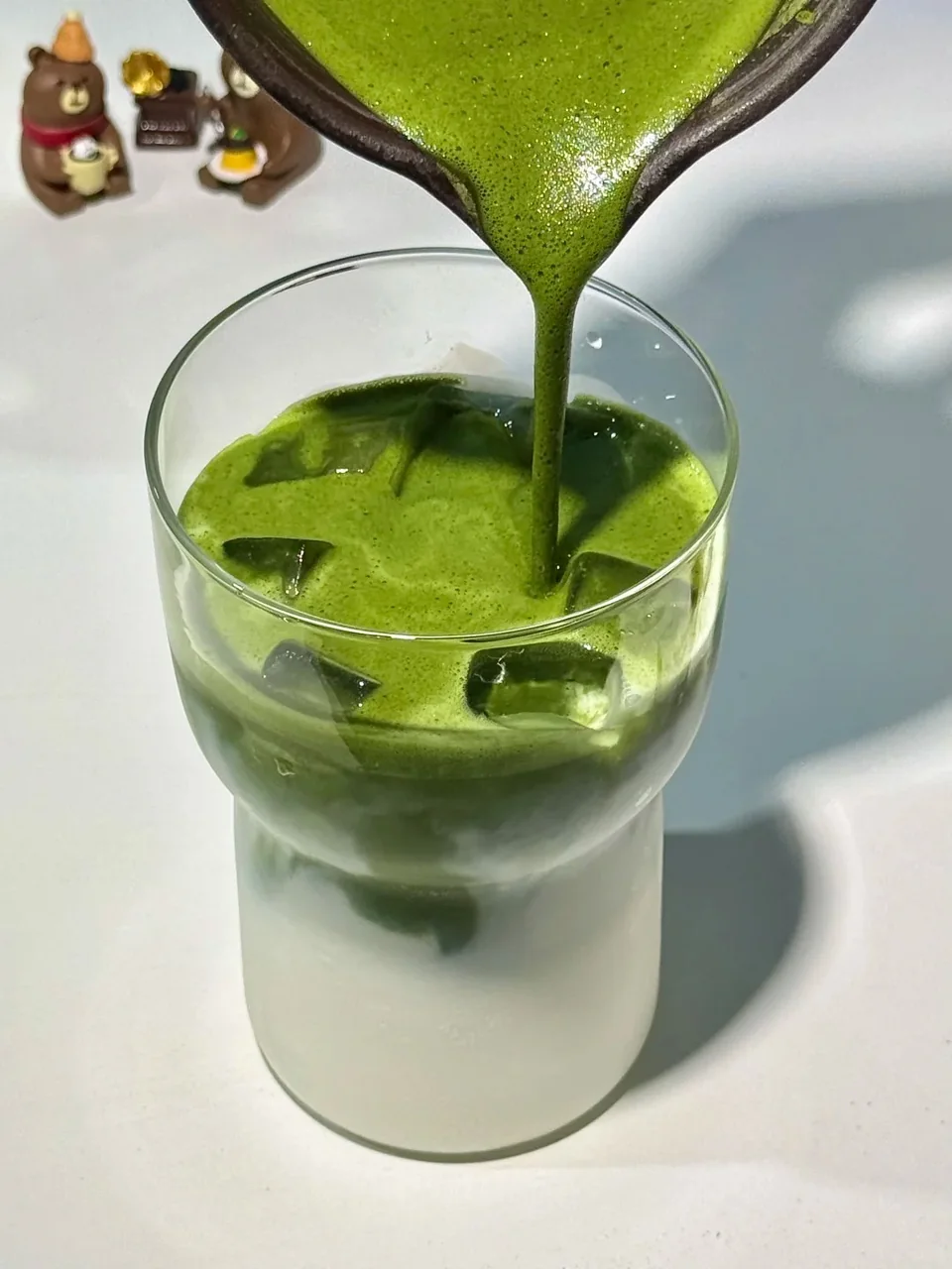 冰抹茶牛奶分层饮品